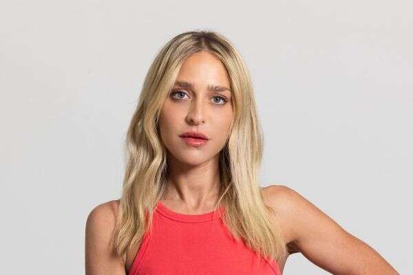 עץ קרס על הרכב. יוכי אפוליאון , רן יחזקאל