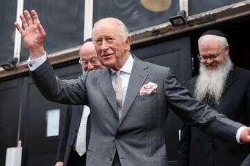 לאחר הפיגוע הקשה: המלך צ'ארלס מבקר בבית הכנסת במנצ'סטר