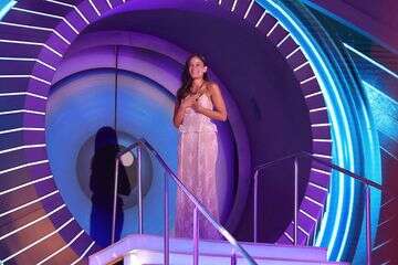 כוכבת "האח הגדול" צעדה ברחוב ללא חולצה. זאת הסיבה