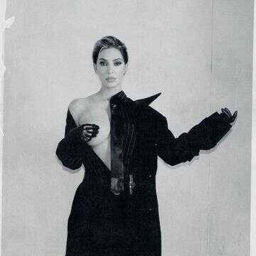 טופלס: קים קרדשיאן חושפת שדיים