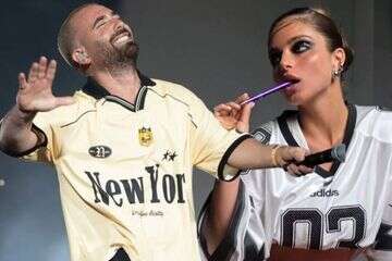 חולצות הכדורגל יוצאות מהמגרש למיינסטרים