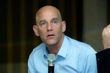 בשיא סערת הפצ"רית: גיא פלג חוגג