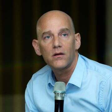 בשיא סערת הפצ"רית: גיא פלג חוגג