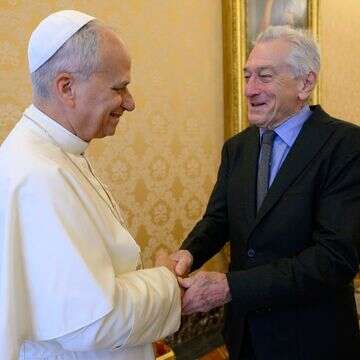 דה נירו והאפיפיור: רגע מפתיע בלב הוותיקן