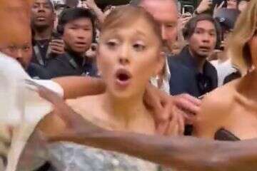 צפו: אריאנה גרנדה הותקפה על השטיח האדום