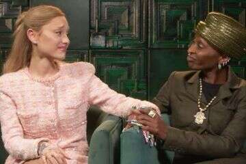 זו הסיבה: מדוע אריאנה וסינתיה נוגעות אחת בשנייה?