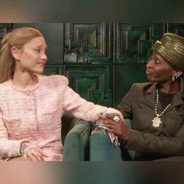 זו הסיבה: מדוע אריאנה וסינתיה נוגעות אחת בשנייה?