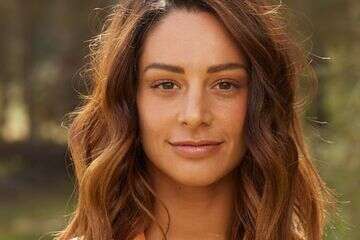 מעיין אדם עם חדשות מרגשות מחדר הלידה