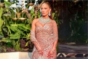 בסארי נוצץ: ג'ניפר לופז גונבת פוקוס בחתונה הודית