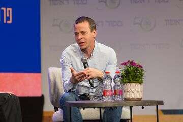 "בא לשכונה בחור חדש": עמית סגל בבשורה מרגשת