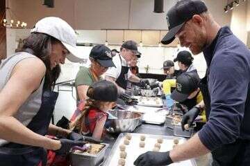 כאחד האדם: הארי ומייגן במטבח עם הילדים