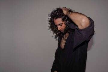 התיעוד מהתקלה: טונה מסלק את עובד הבמה