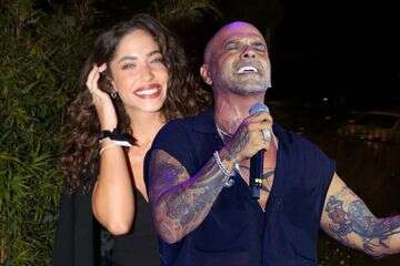 עוקצת מפריז? דניאל גרינברג שרה בהנאה עומר אדם