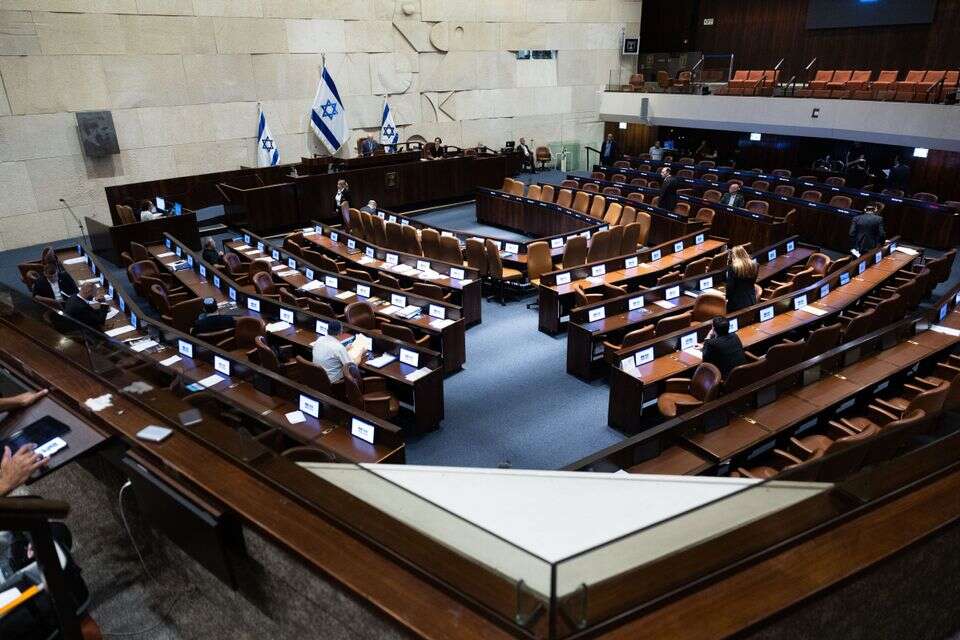 רימון הושלך לכנסת: הצצה לעומק הקרע